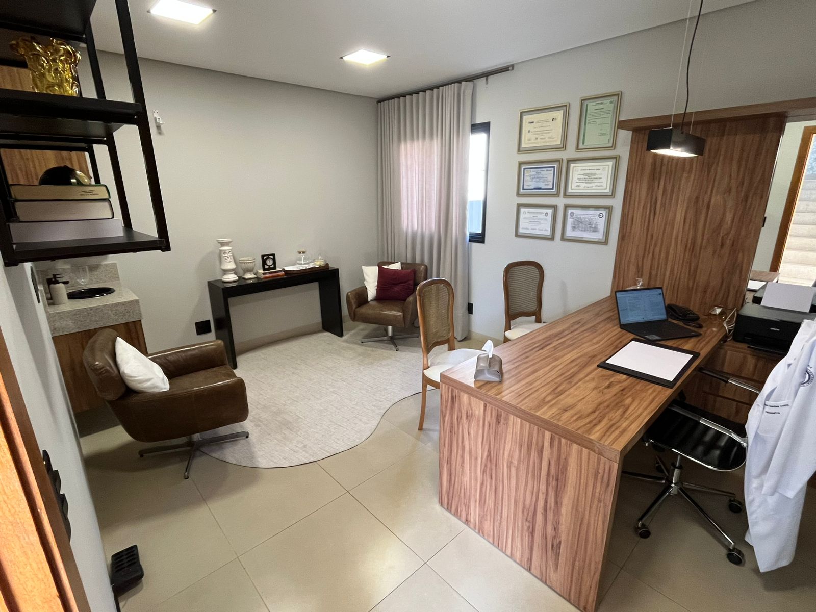 Consultório do Dr. Eduardo Guedes Costa em São José do Rio Preto, com poltronas e ambiente acolhedor